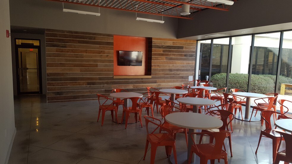 More Photos Of 665 Highway 74 S, Peachtree City Showroom For Lease