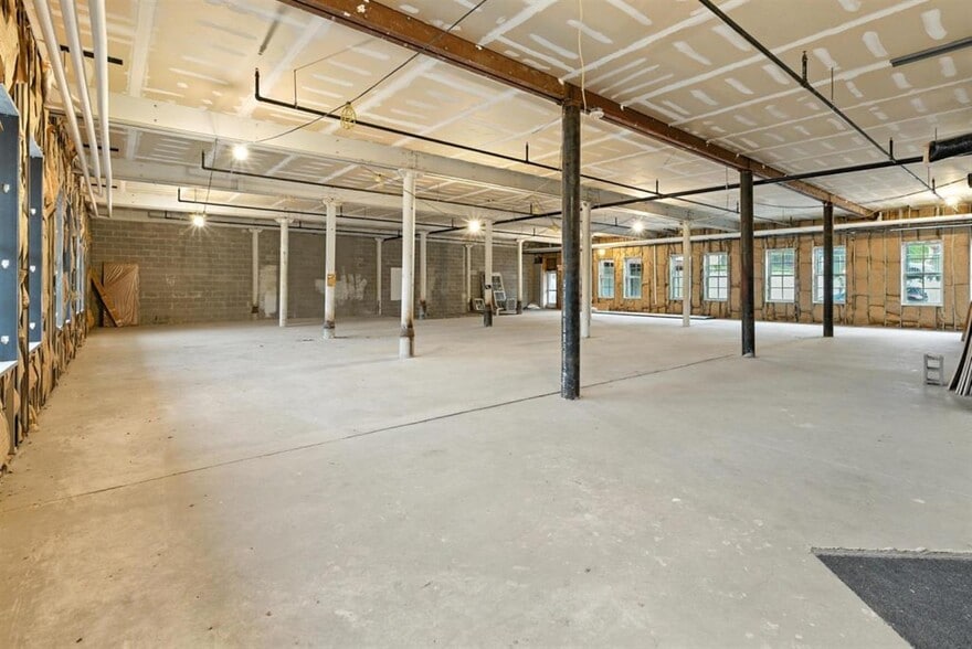 More Photos Of 322 Broadway St, Mount Pleasant Flex For Sale