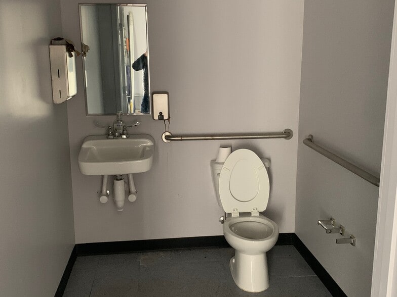 More Photos Of 5550 McFarland Blvd, Northport General Retail For Lease