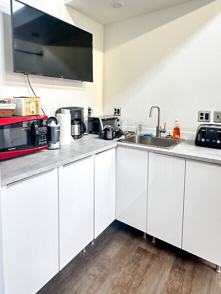 More Photos Of 412 Main St, Utica Warehouse For Lease