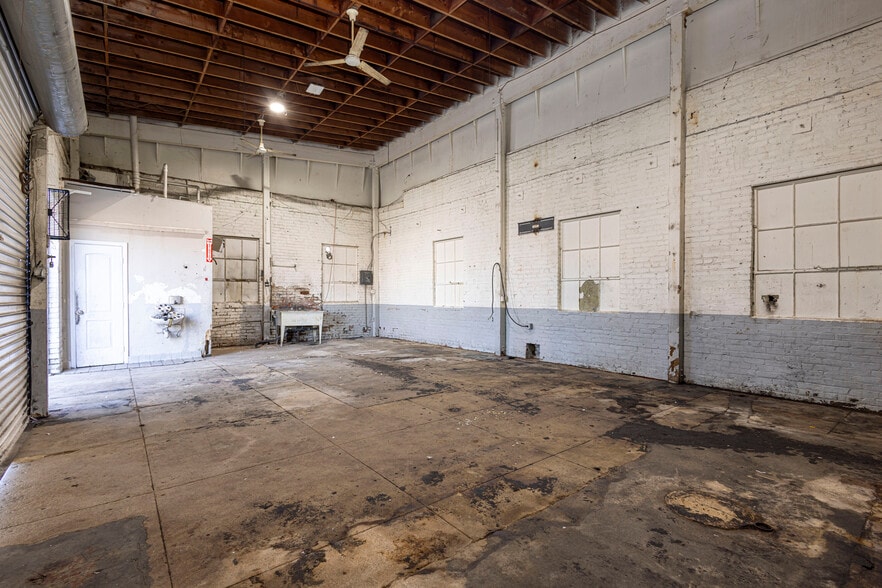 More Photos Of 110 E 62nd St, Los Angeles Auto Repair For Lease