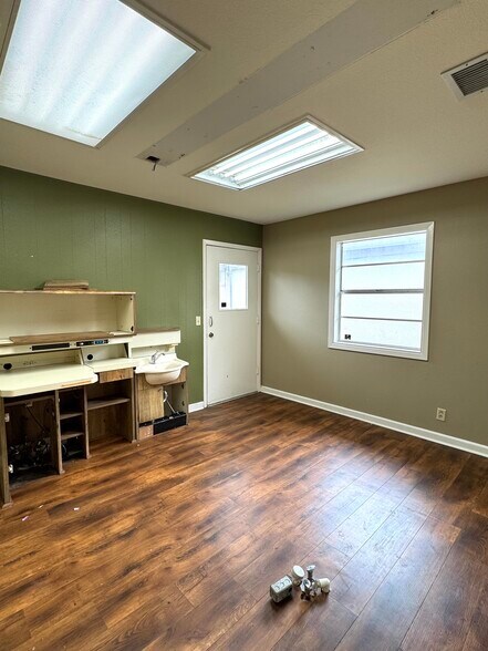 More Photos Of 611 N Esplanade St, Cuero Medical For Sale