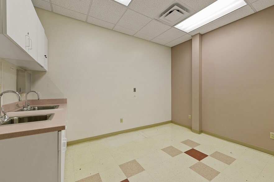 More Photos Of 4405 E Aloha Dr, Diamondhead Storefront Retail Office For Lease