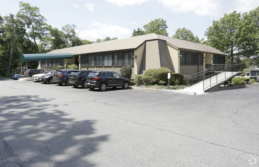 Primary Photo Of 200 W Carver St, Huntington Medical For Lease