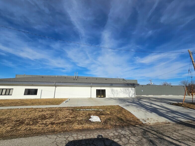 More Photos Of 2121 S 7th St, Council Bluffs Light Distribution For Sale