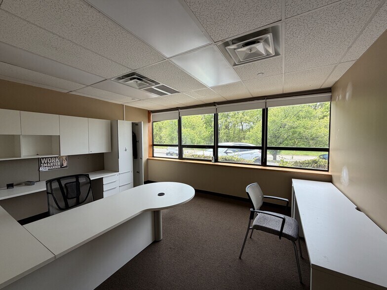 More Photos Of 80 Skyline Dr, Plainview Research And Development For Lease