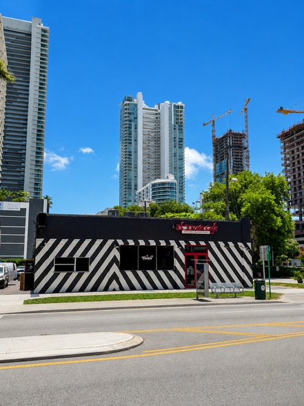 More Photos Of 3023 Biscayne Blvd, Miami Convenience Store For Lease