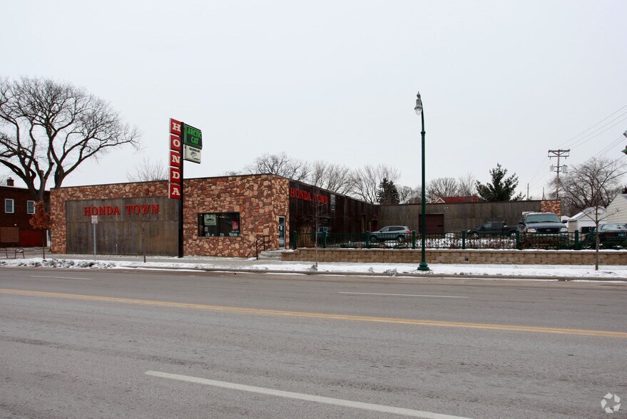 More Photos Of 4215 E Lake St, Minneapolis Freestanding For Sale