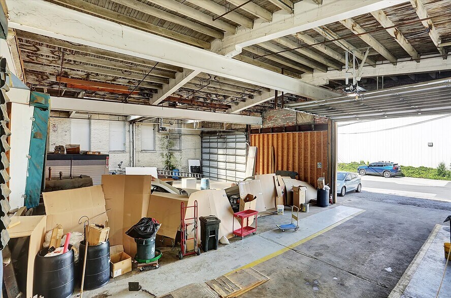More Photos Of 701 E Hay St, York Warehouse For Lease