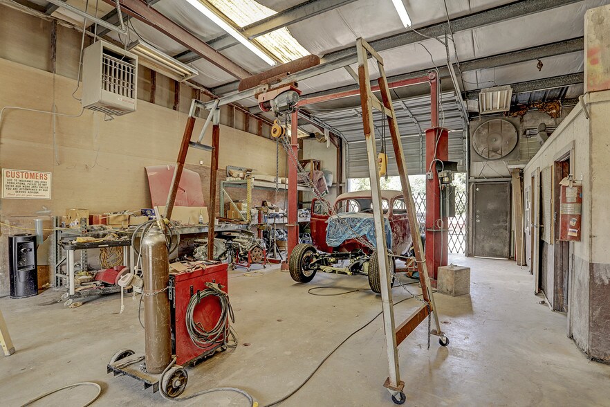 More Photos Of 1125 Cloverleaf St, Houston Industrial For Sale