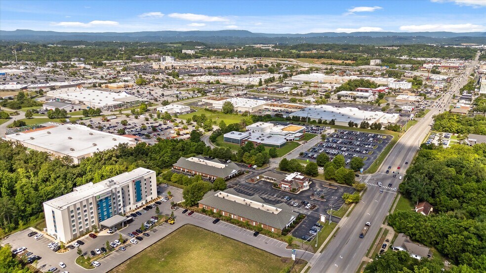 More Photos Of 7446 Shallowford Rd, Chattanooga Medical For Lease