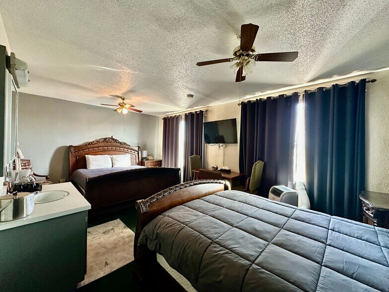 More Photos Of 925 1st Ave, Monte Vista Hotel For Sale