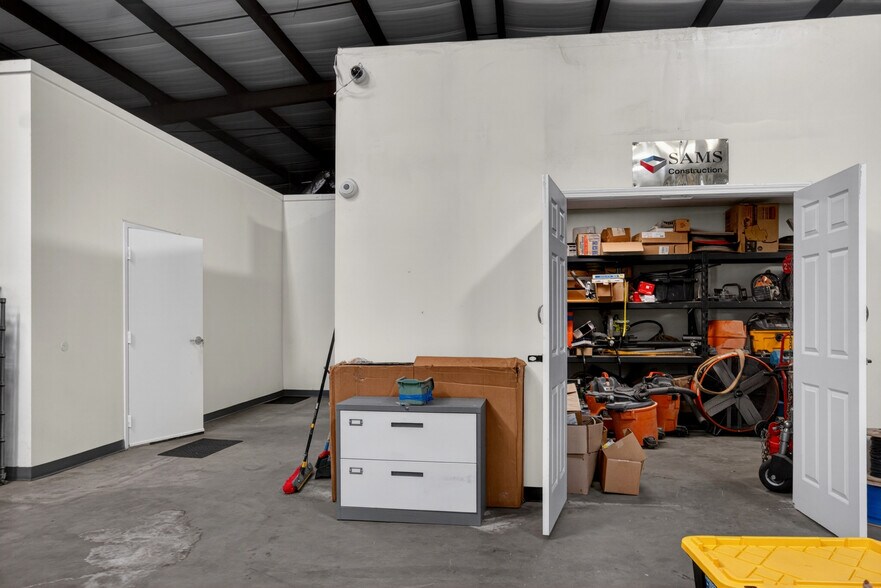 More Photos Of 211 Whitesville St, Lagrange Showroom For Sale