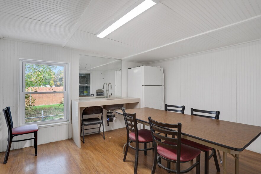 More Photos Of 1385 English St NW, Atlanta Warehouse For Sale