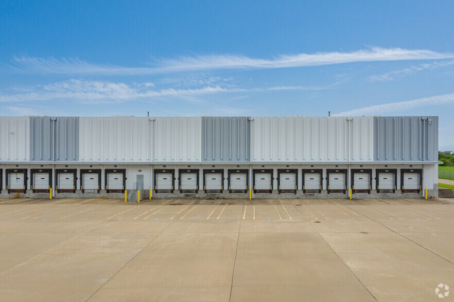 More Photos Of 7550 Oak Grove Rd, Fort Worth Distribution For Lease