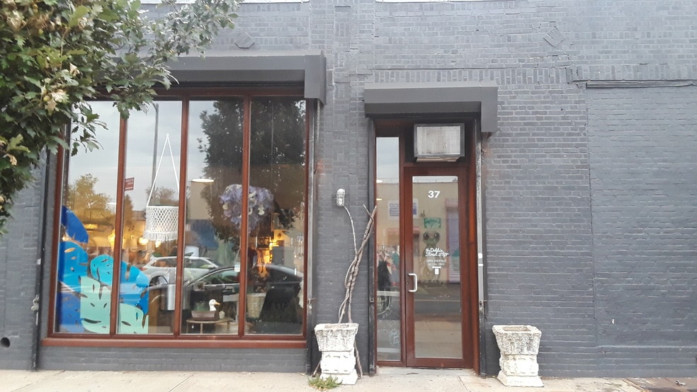 More Photos Of 39 Norman Ave, Brooklyn Showroom For Lease