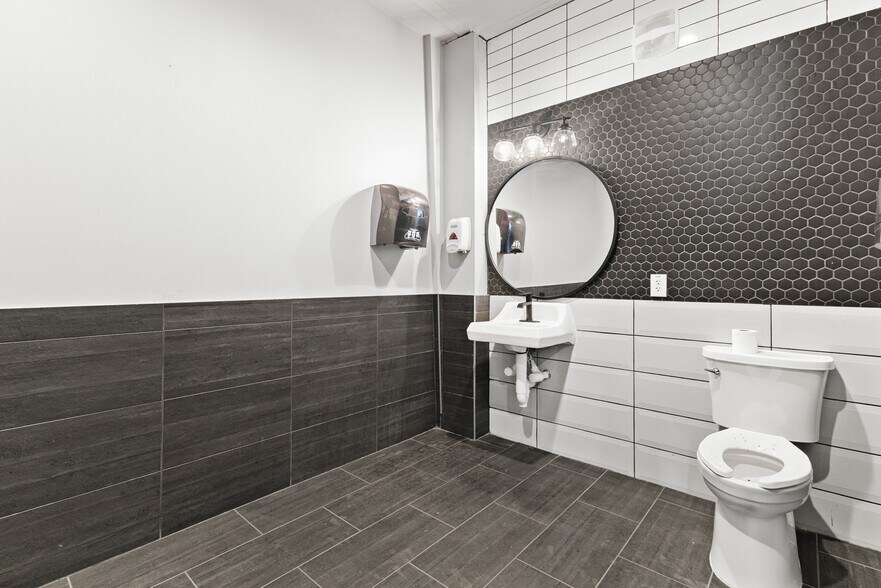 More Photos Of 7637 Fm 3009, Schertz Light Distribution For Sale