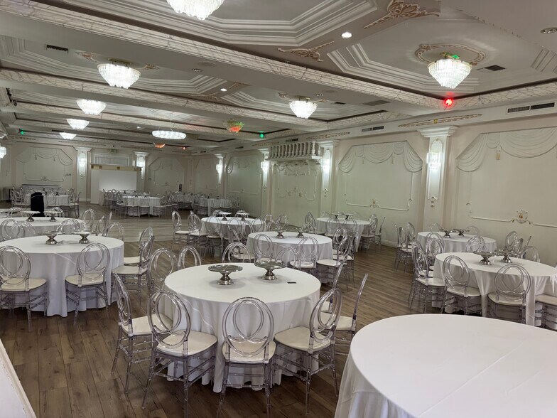 More Photos Of 18407 Sherman Way, Reseda Office For Sale