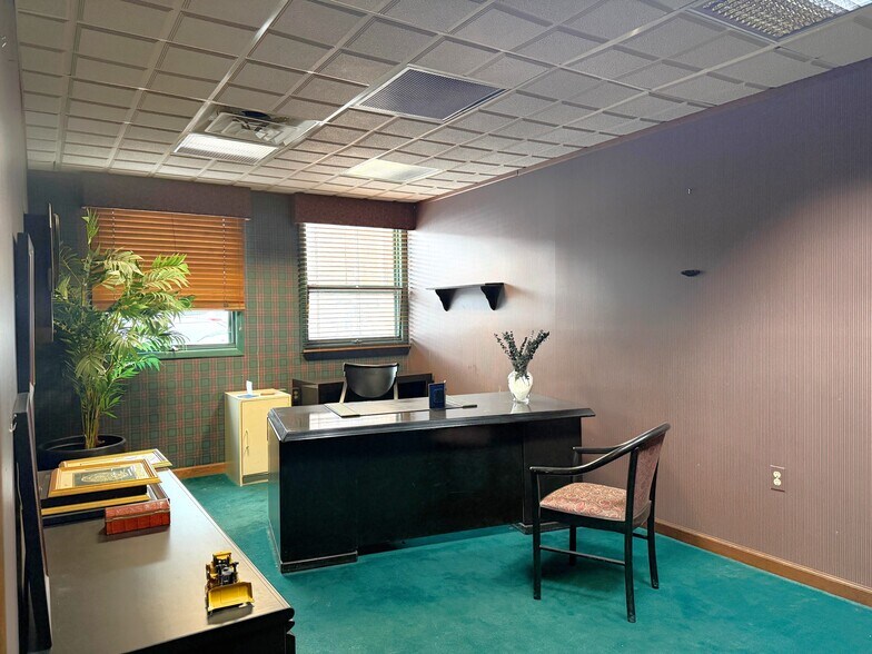 More Photos Of 1300 Industrial Blvd, Southampton Light Distribution For Sale