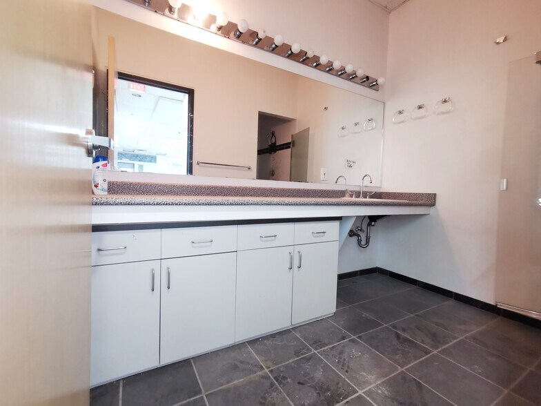 More Photos Of 3871 N Fraser Way, Burnaby Showroom For Sale