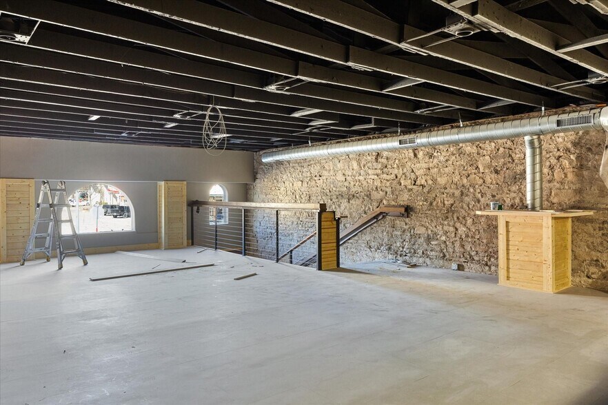 More Photos Of 114 NE Barnard St, Glen Rose Storefront For Lease