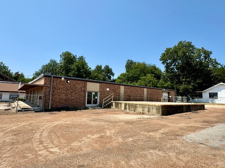 More Photos Of 900 Bonham St, Paris Showroom For Sale