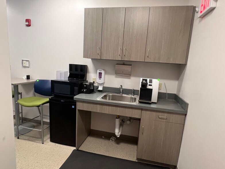 More Photos Of 241 S Westfield St, Agawam Freestanding For Lease