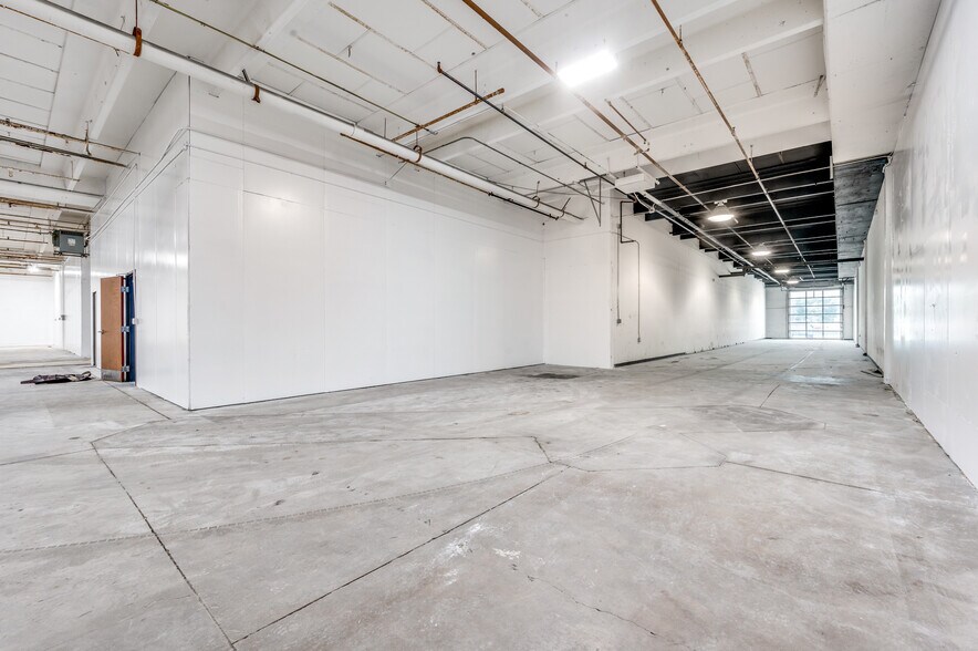 More Photos Of 1000 W Crosby Rd, Carrollton Warehouse For Lease