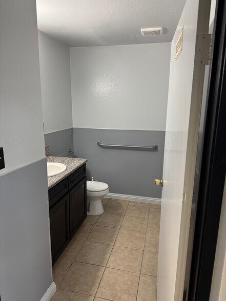 More Photos Of 14000 Rosecrans Ave, Santa Fe Springs Warehouse For Lease