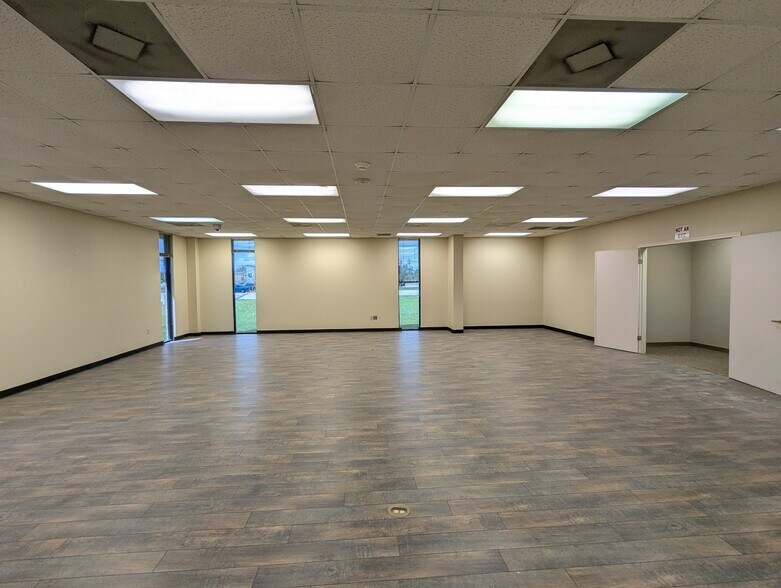 More Photos Of 6095 College St, Beaumont Office For Sale