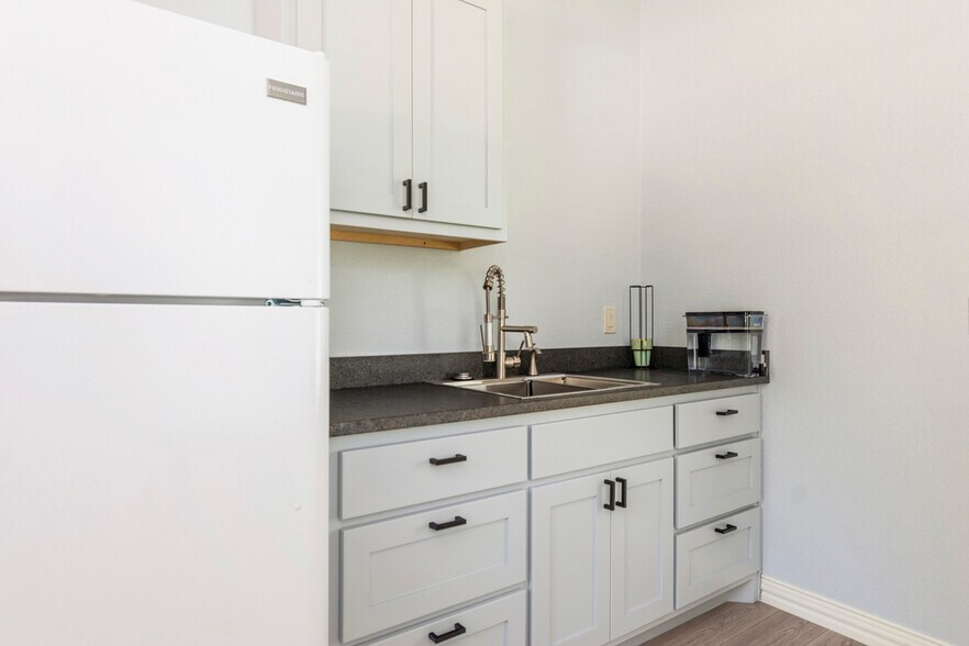 More Photos Of 7633 Bellaire Dr S, Fort Worth Medical For Sale