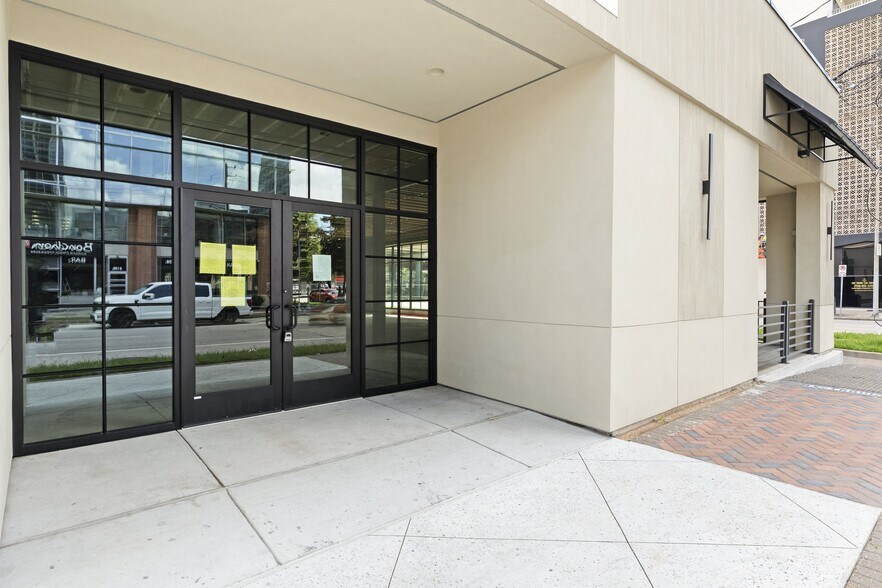 More Photos Of 2020 Travis St, Houston Freestanding For Lease