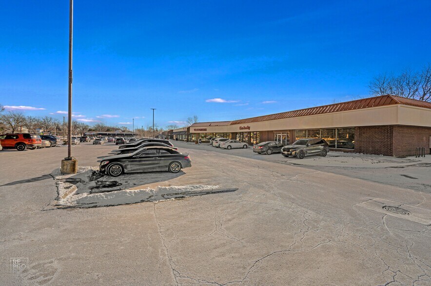 More Photos Of 4204-4244 N Arlington Heights Rd, Arlington Heights General Retail For Sale