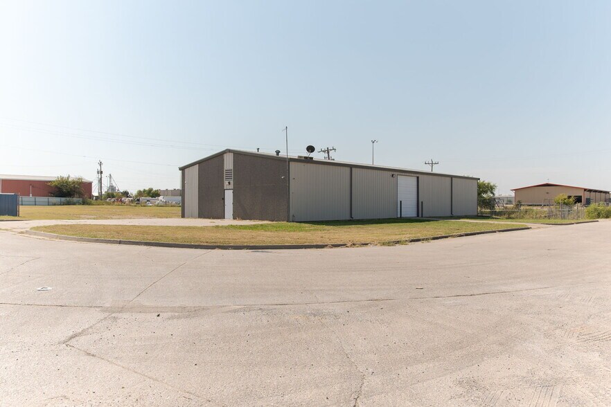 More Photos Of 3600 Valley Park Dr, El Reno Light Distribution For Lease