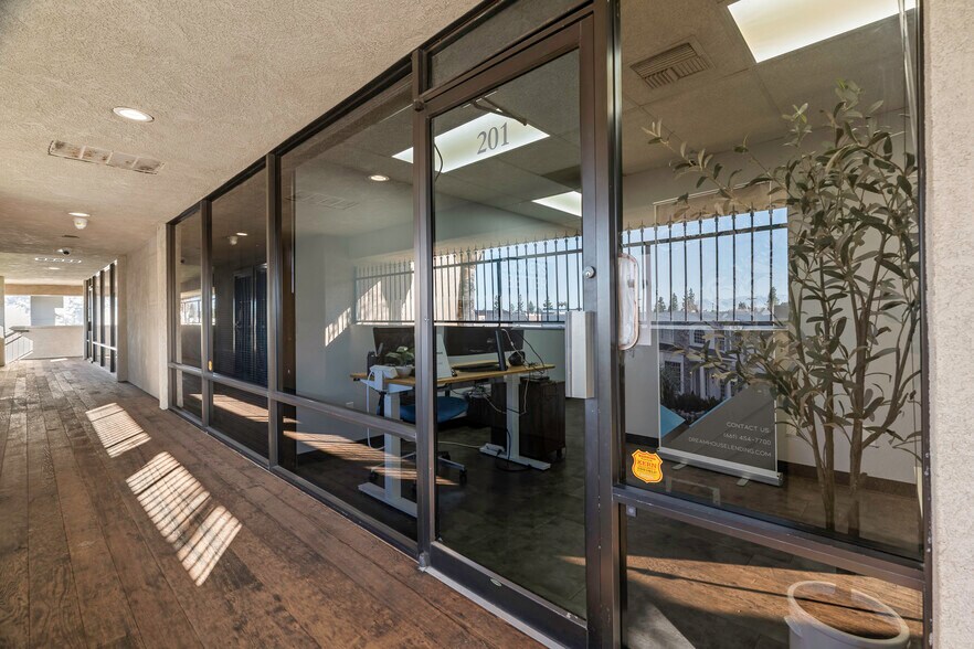 More Photos Of 4600 W American Ave, Bakersfield Office For Sale