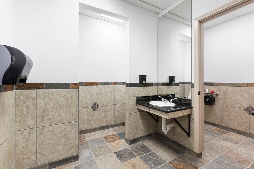 More Photos Of 17510 Red Oak Dr, Houston Office For Sale