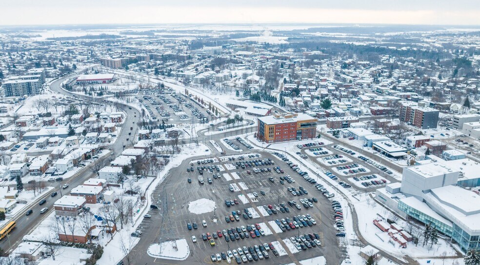 More Photos Of 275 Rue Latour, Saint-Jérôme Office For Sale