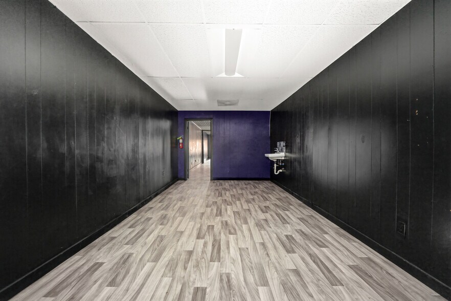 More Photos Of 105 E Franklin St, Hillsboro Storefront For Lease