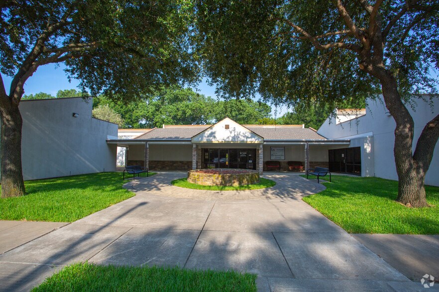 Primary Photo Of 2801 Osler Dr, Grand Prairie Medical For Lease