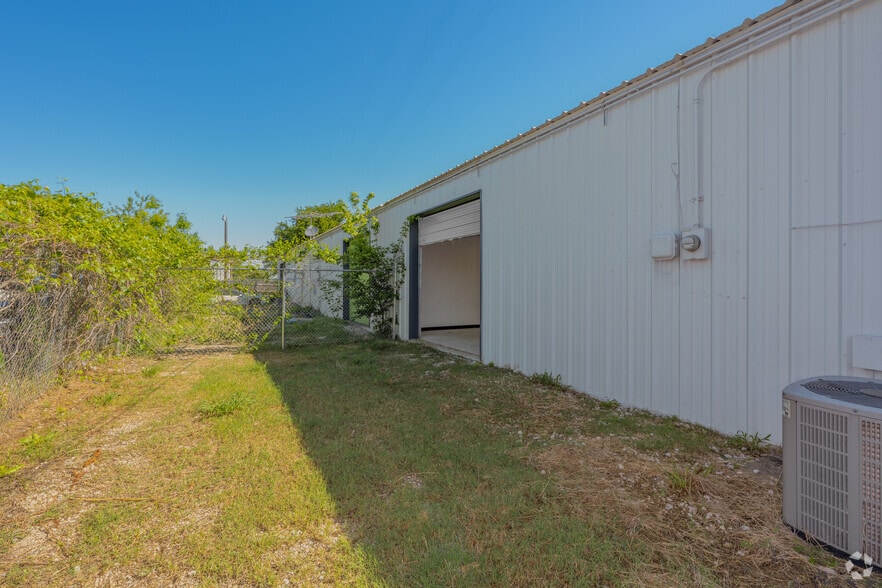 More Photos Of 5051 David Strickland Rd, Fort Worth Warehouse For Lease