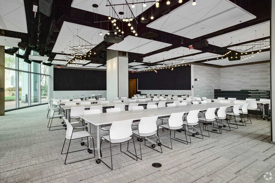 More Photos Of 8010 Towers Crescent Dr, Vienna Unknown For Lease