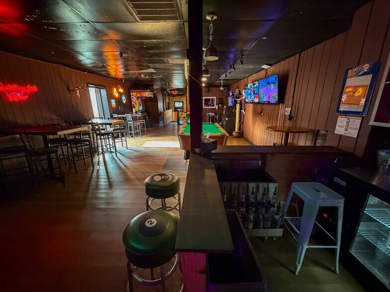 More Photos Of 906 Hampshire St, Quincy Bar For Sale