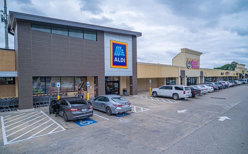 More Photos Of 3800 N Shepherd Dr, Houston Unknown For Lease