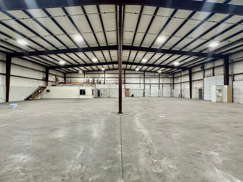 More Photos Of 5571 N Main St, Joplin Showroom For Sale