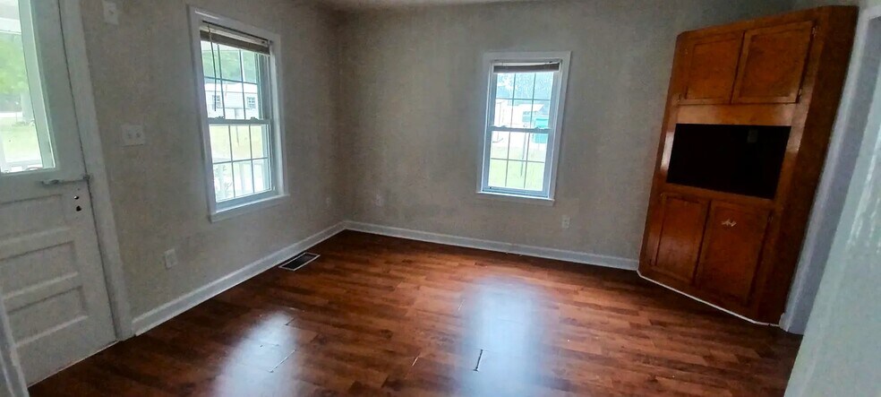 More Photos Of 2676 S Lake Dr, Lexington Office Residential For Lease