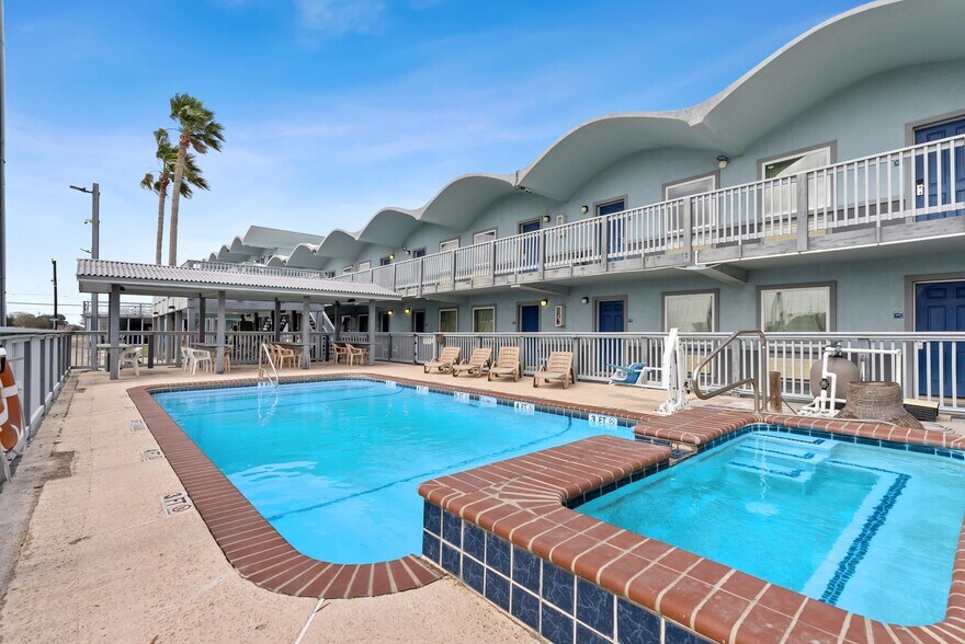 More Photos Of 1212 E Laurel St, Rockport Hotel For Sale