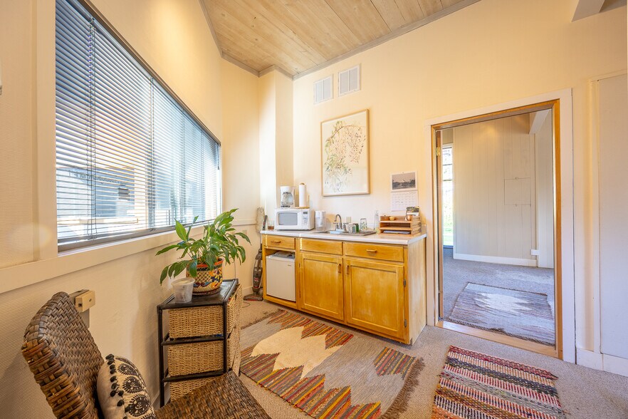 More Photos Of 1036 Sir Francis Drake Blvd, Kentfield Office For Lease