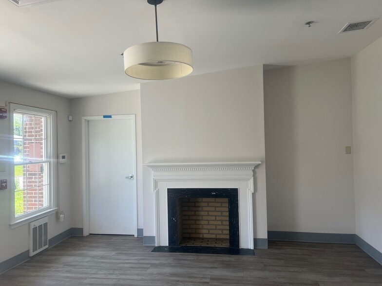 More Photos Of 89 Viets St, New London Office For Sale