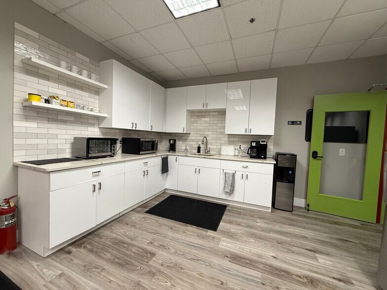 More Photos Of 3800 Camp Creek Pky, Atlanta Light Distribution For Lease