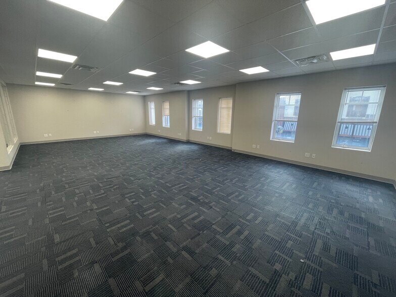 More Photos Of 6 Front St N, Thorold Office For Lease